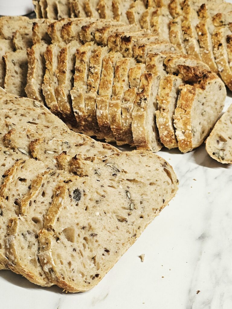 fatias de pão de sementes de fermentação natural